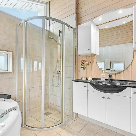 Beautiful Home In Juelsminde With Sauna *