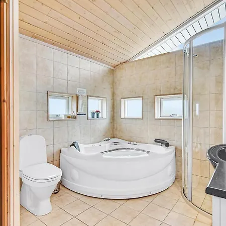 Beautiful Home In Juelsminde With Sauna *